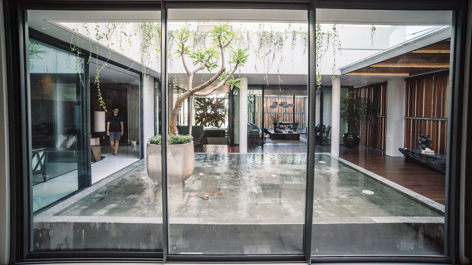 Topaze sliding doors, seen from the court.