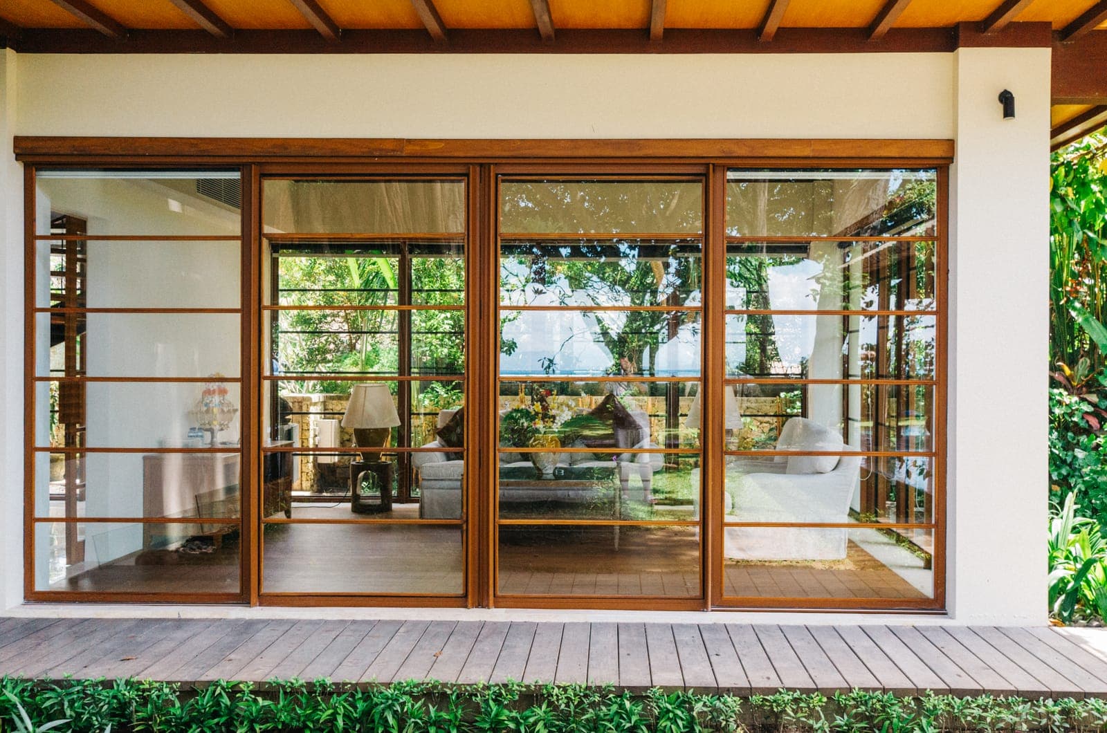 A sliding wall onto the deck: aluminium, in a wood finish.