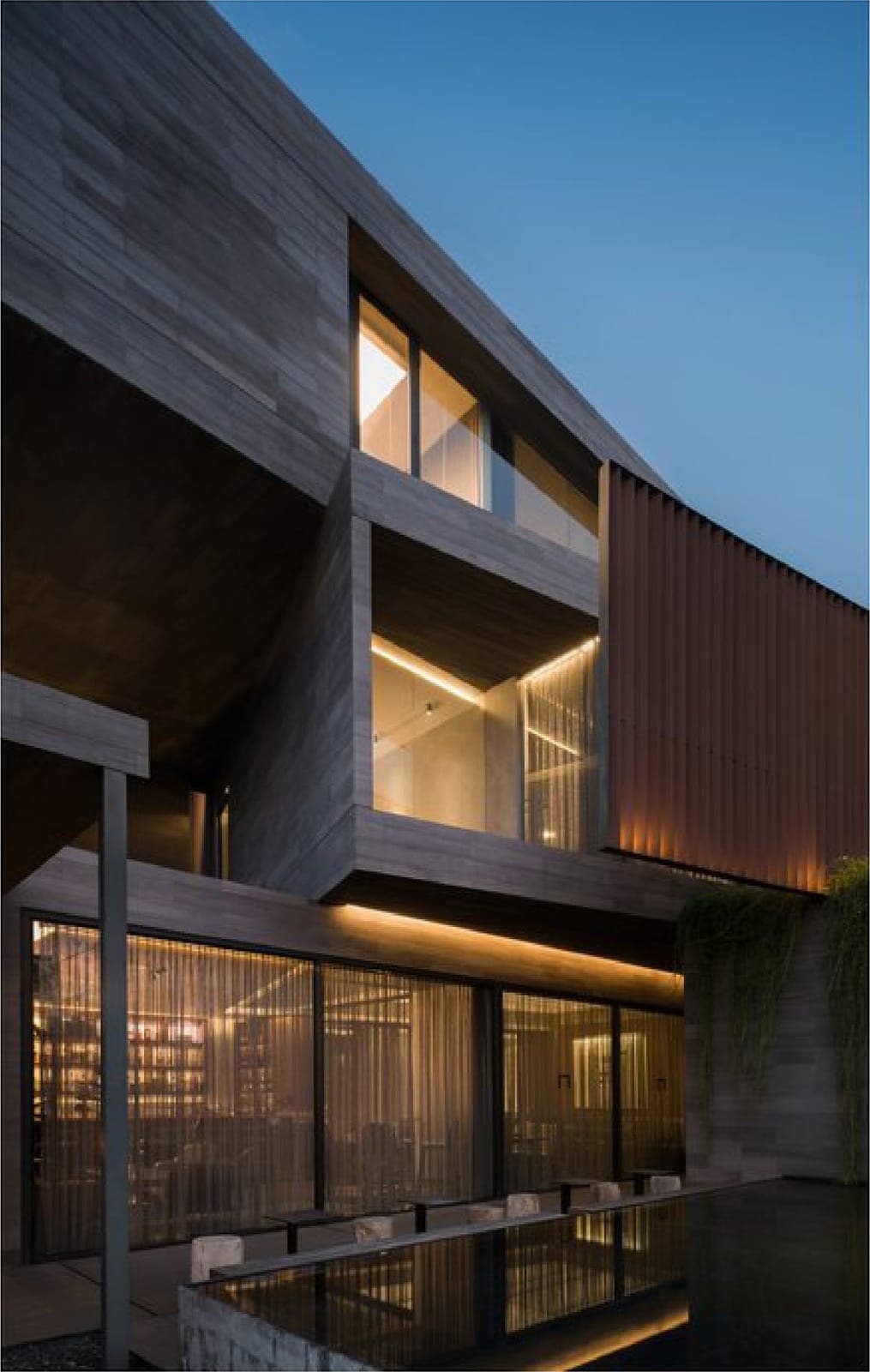 Mesh-curtain glazing onto the pool.