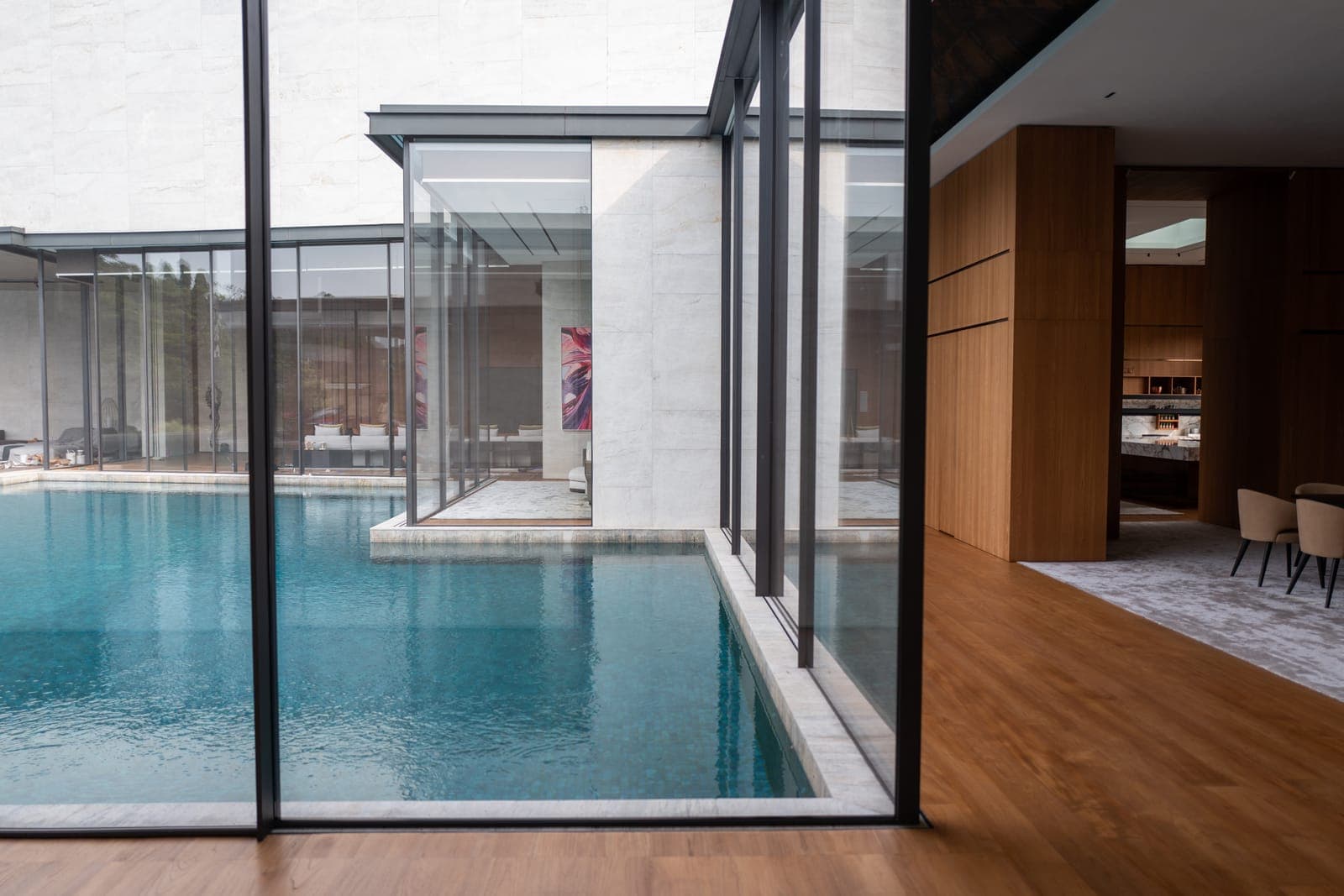 Fusion glazing turned to the water on two sides.