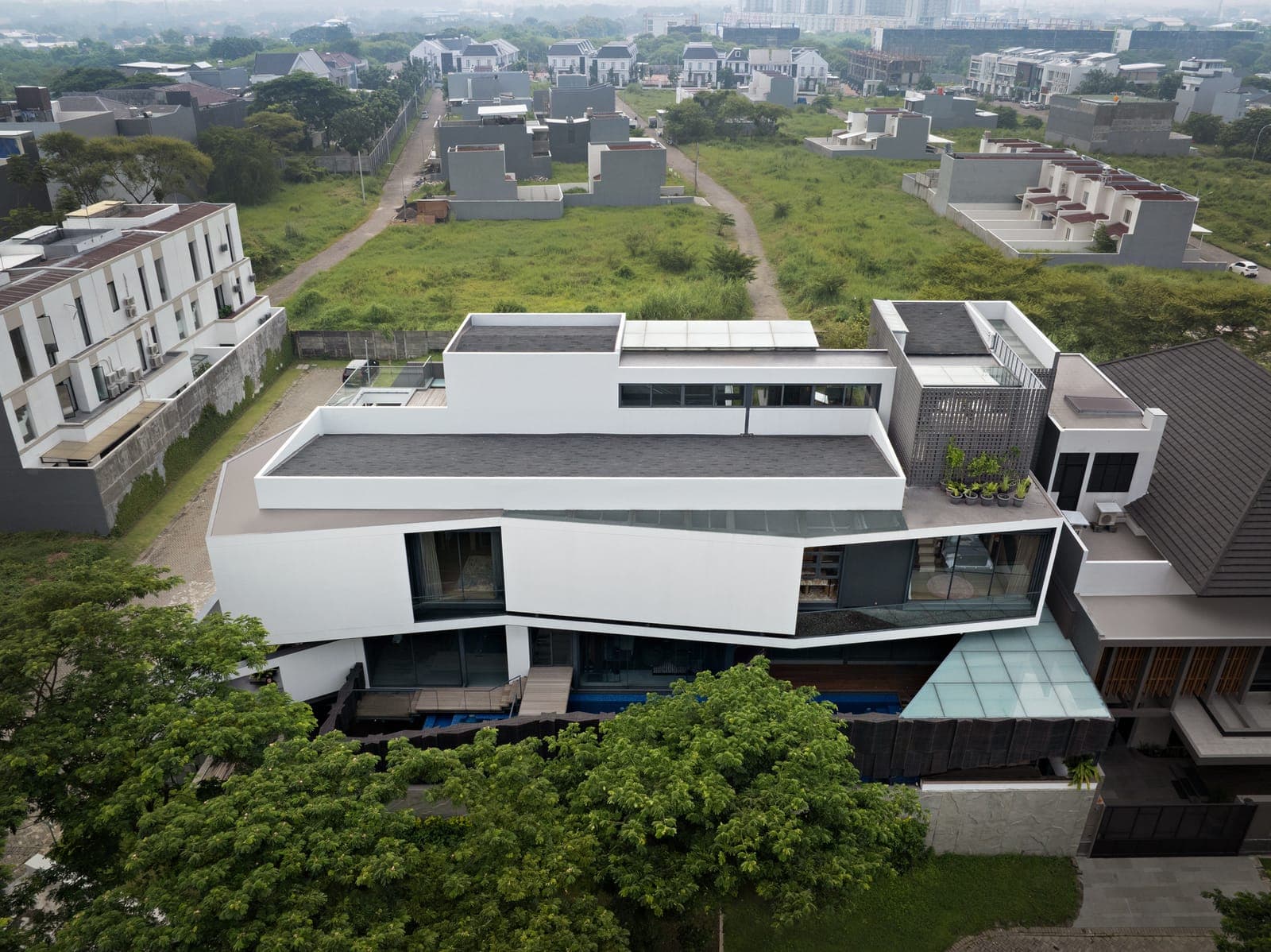 From above: white slabs turned against each other, the pool behind.